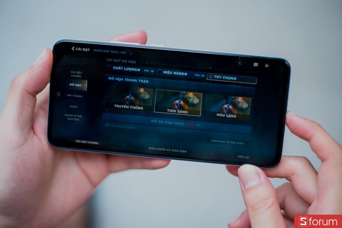 Máy cho phép chơi các tựa game phổ biến ở mức đồ họa trung bình