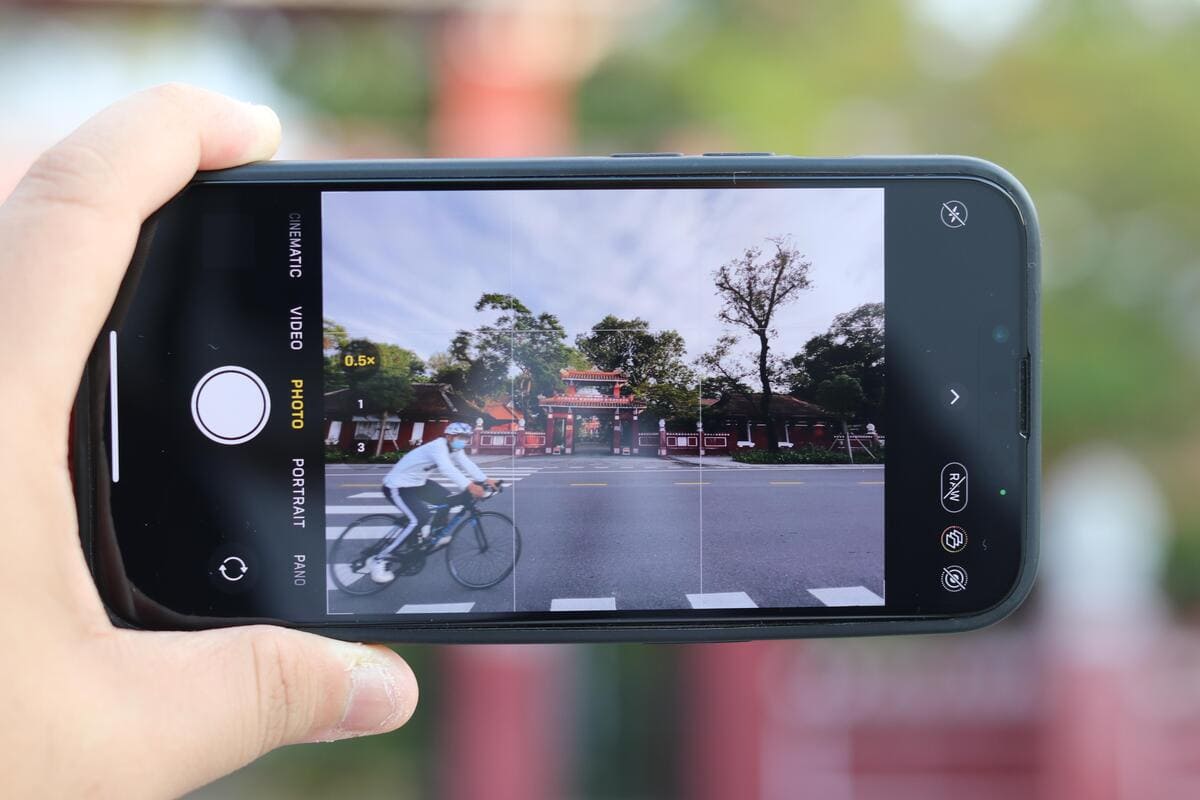 Cách chụp ảnh 0.5x trên iPhone có gì đặc biệt?