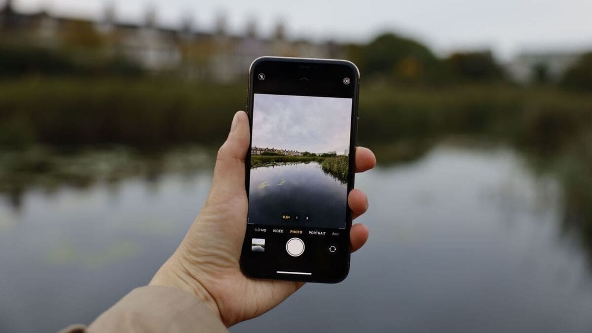 Cách chụp ảnh 0.5x trên iPhone hot nhất theo style GenZ
