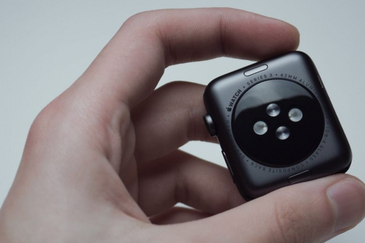 Kiểm tra số series trên thân máy Apple Watch