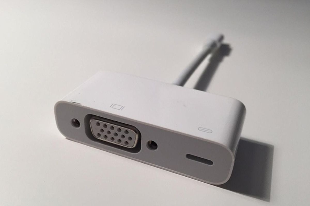 Cách phản chiếu màn hình iPhone lên tivi Sony bằng Analog - bước 1