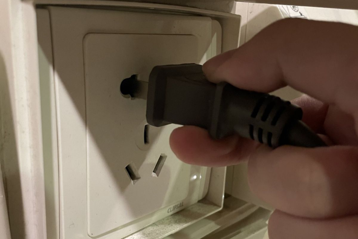 Rút nguồn cắm máy sấy Dyson trước khi tháo lắp