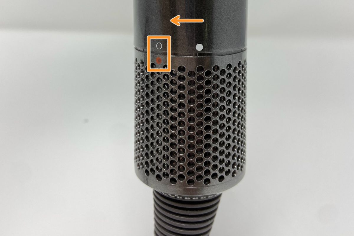 Xoay theo hướng ngược kim đồng hồ để tháo bộ lọc