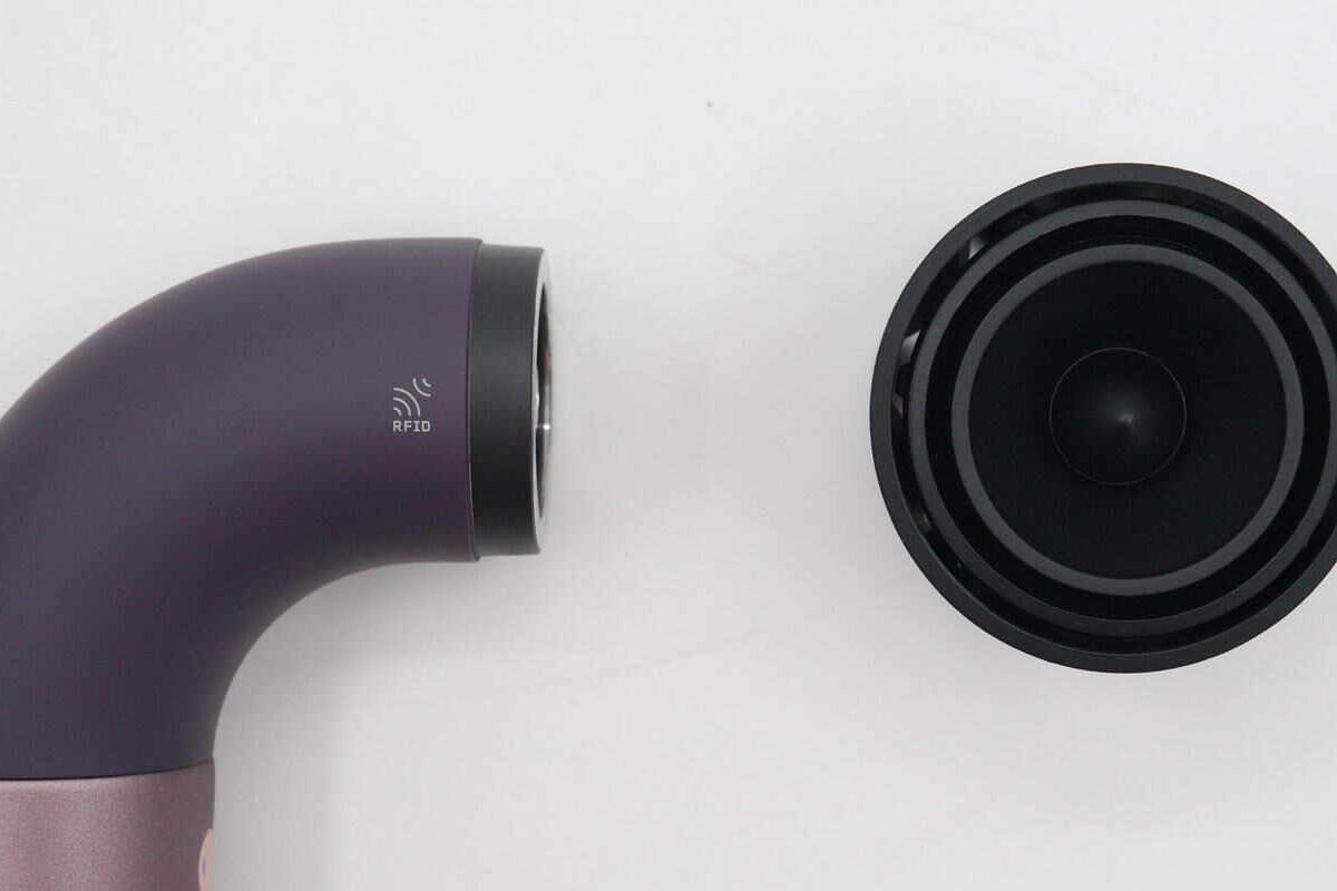 Vặn nhẹ để tháo nắp bảo vệ máy sấy Dyson