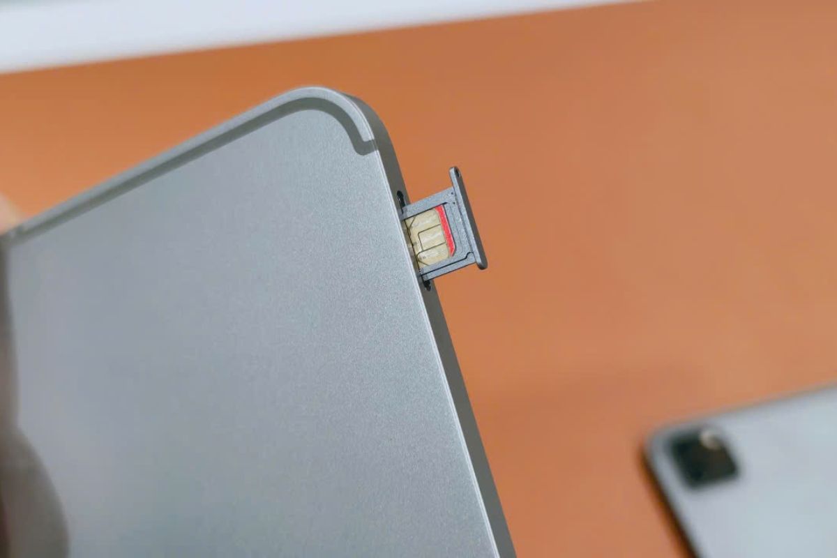 Lắp SIM của bạn vào khe iPad
