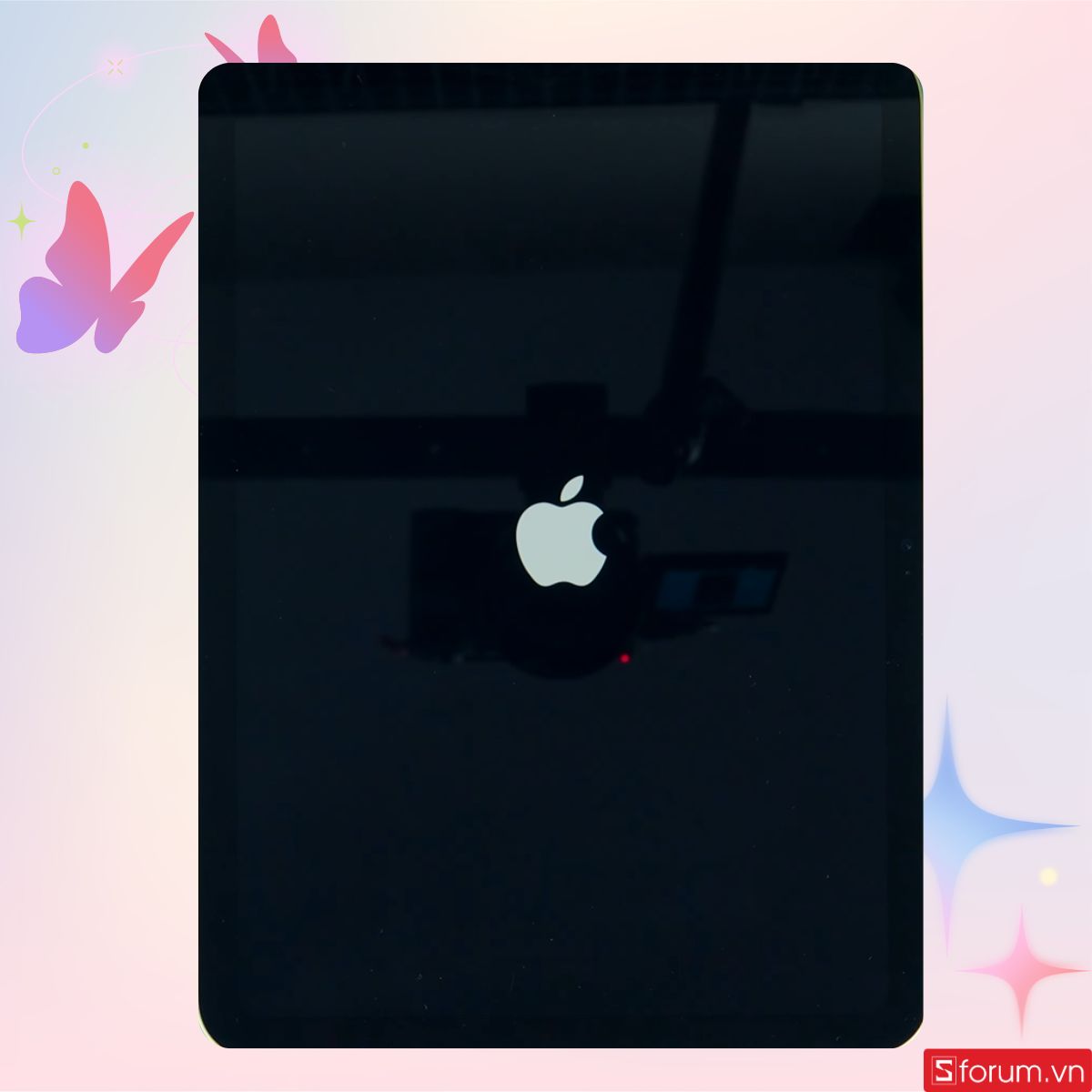 Nhấn giữ nút nguồn cho tới khi logo Apple hiện lên