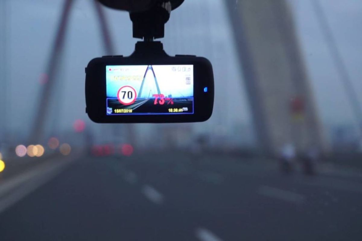 Camera hành trình tầm trung và cao cấp đều được tích hợp micro ghi âm