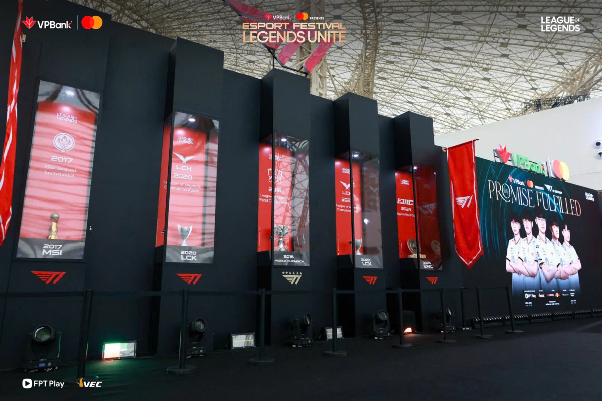 5 cup danh giá được T1 đem về Việt Nam