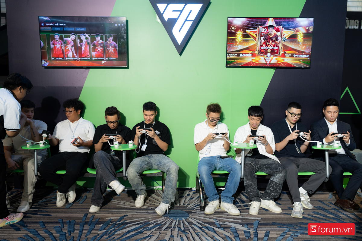 Các streamer, game thủ trải nghiệm sớm FC Mobile