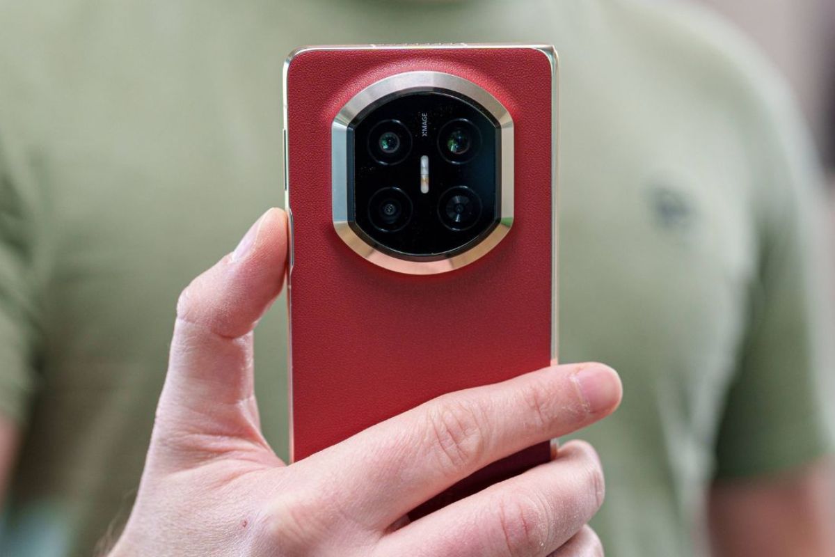 Nếu bạn mệnh Thổ, có thể chọn màu Đỏ Tinh Vân của Mate X7