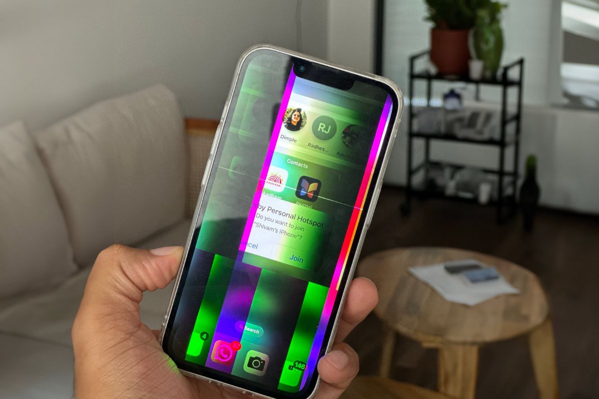 Đem iPhone ra cửa hàng để kiểm tra và sửa chữa lỗi phần cứng
