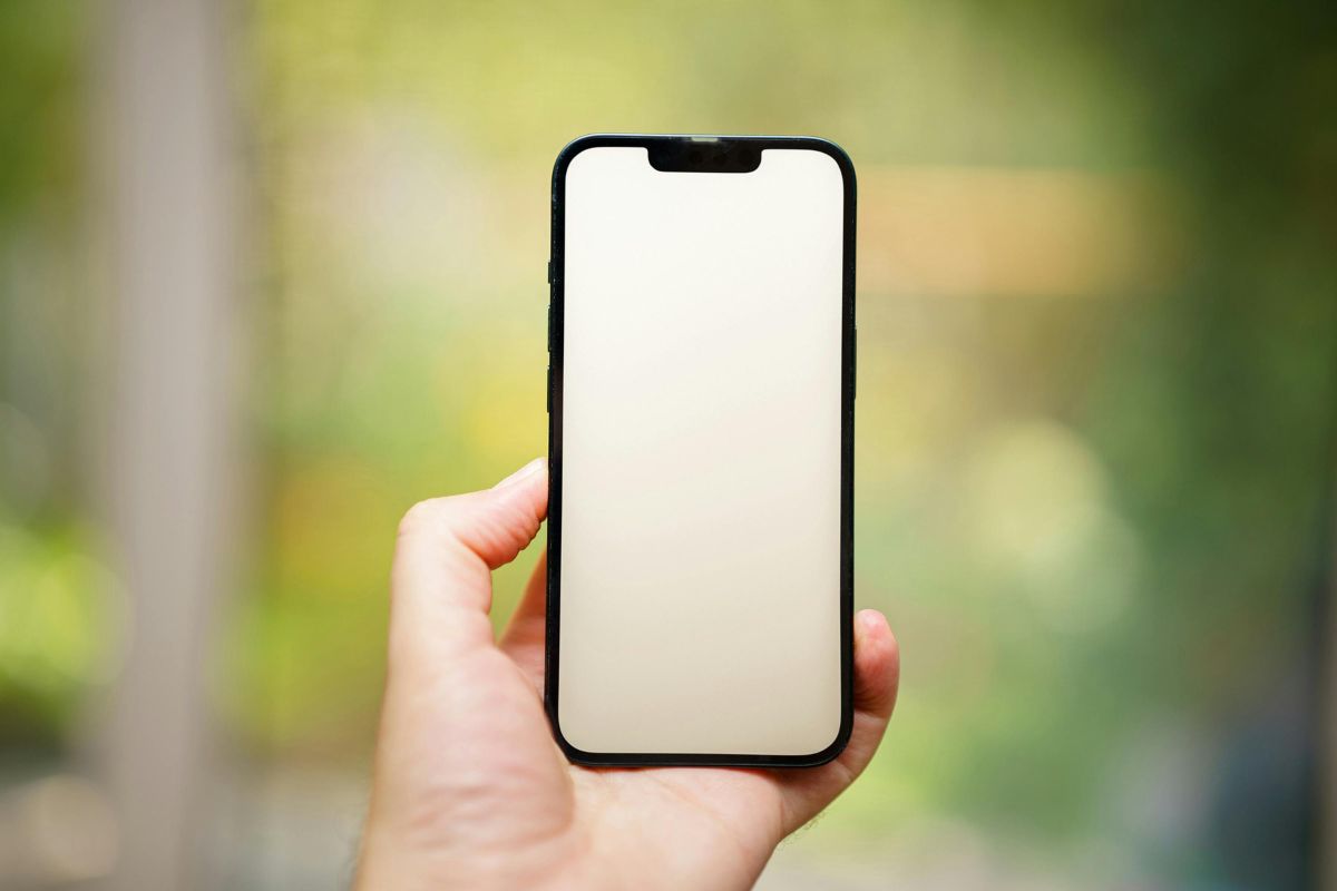 Lỗi màn hình iPhone 13 thường màn hình trắng