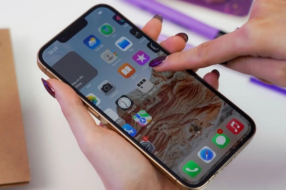 Màn hình iPhone 13 thường bị đơ