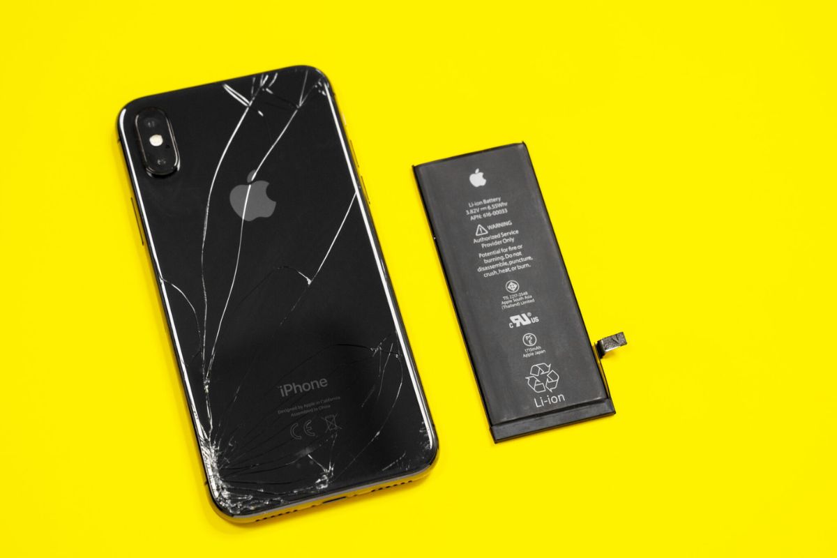 Xử lý iPhone bị hở viền màn hình bằng cách thay pin cho iPhone
