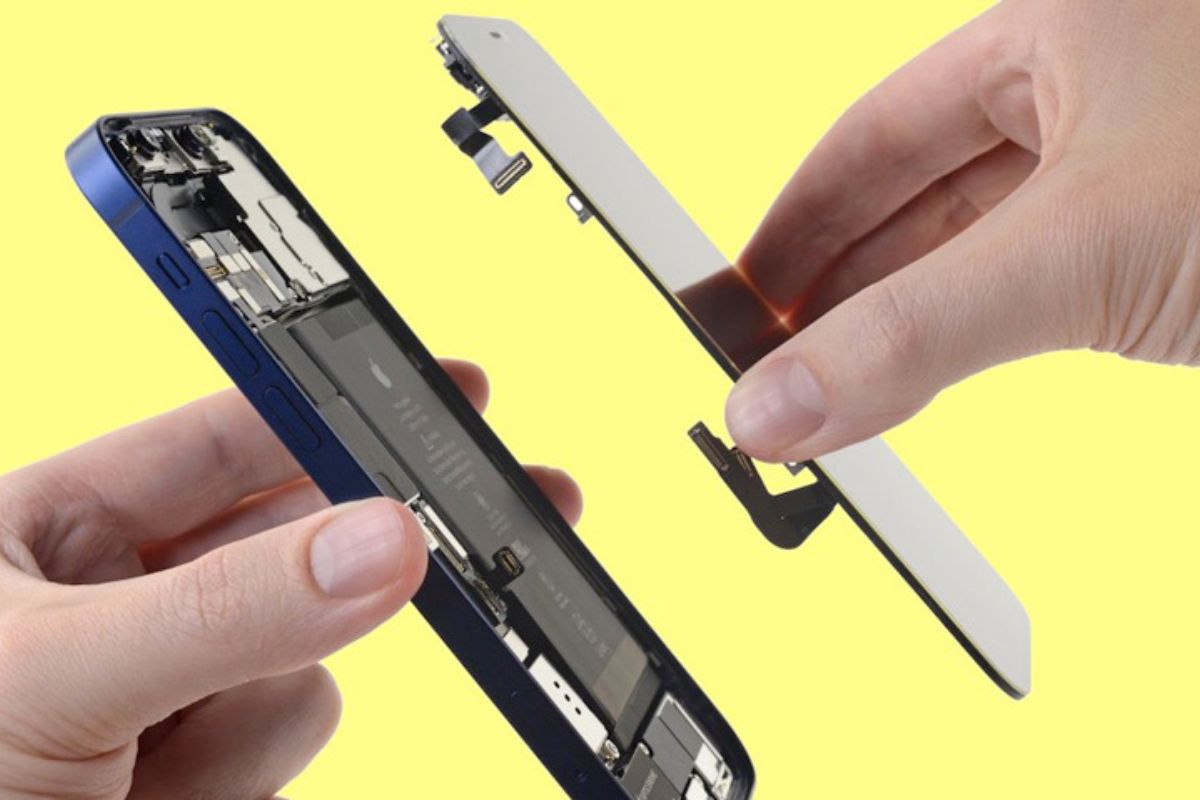 Xử lý iPhone bị hở viền màn hình bằng cách dán lại màn