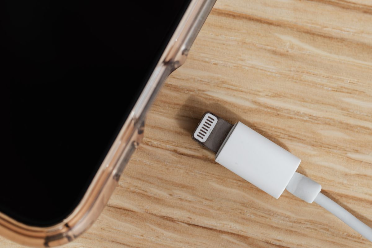 Tiến hành kết nối cáp sạc với iPhone đã sập nguồn