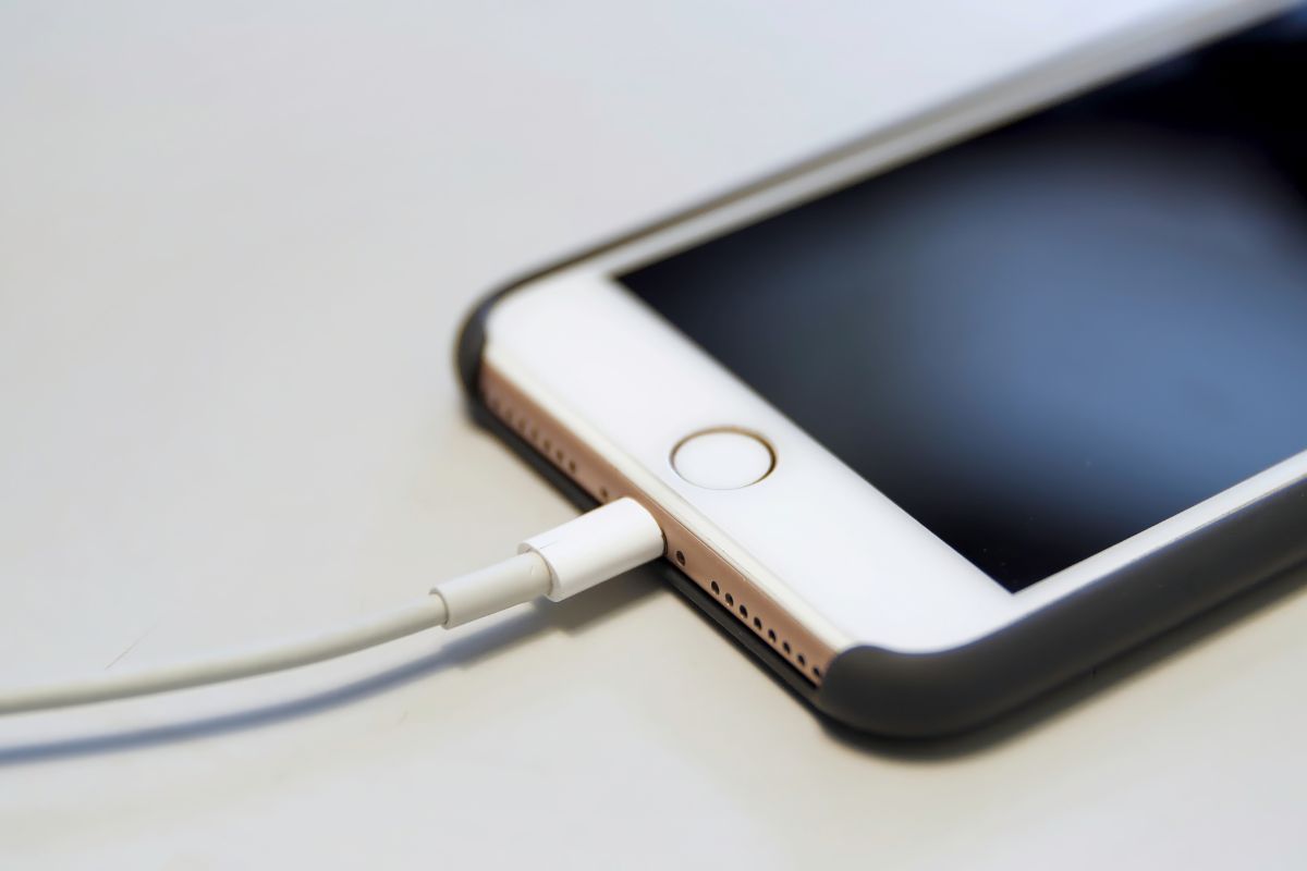 Cơ chế sạc của iPhone khi tắt nguồn
