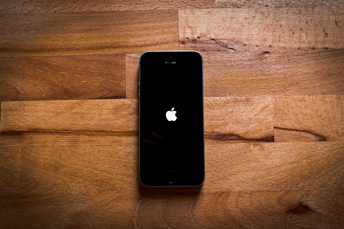 Cách sạc iPhone khi tắt nguồn - bước 4
