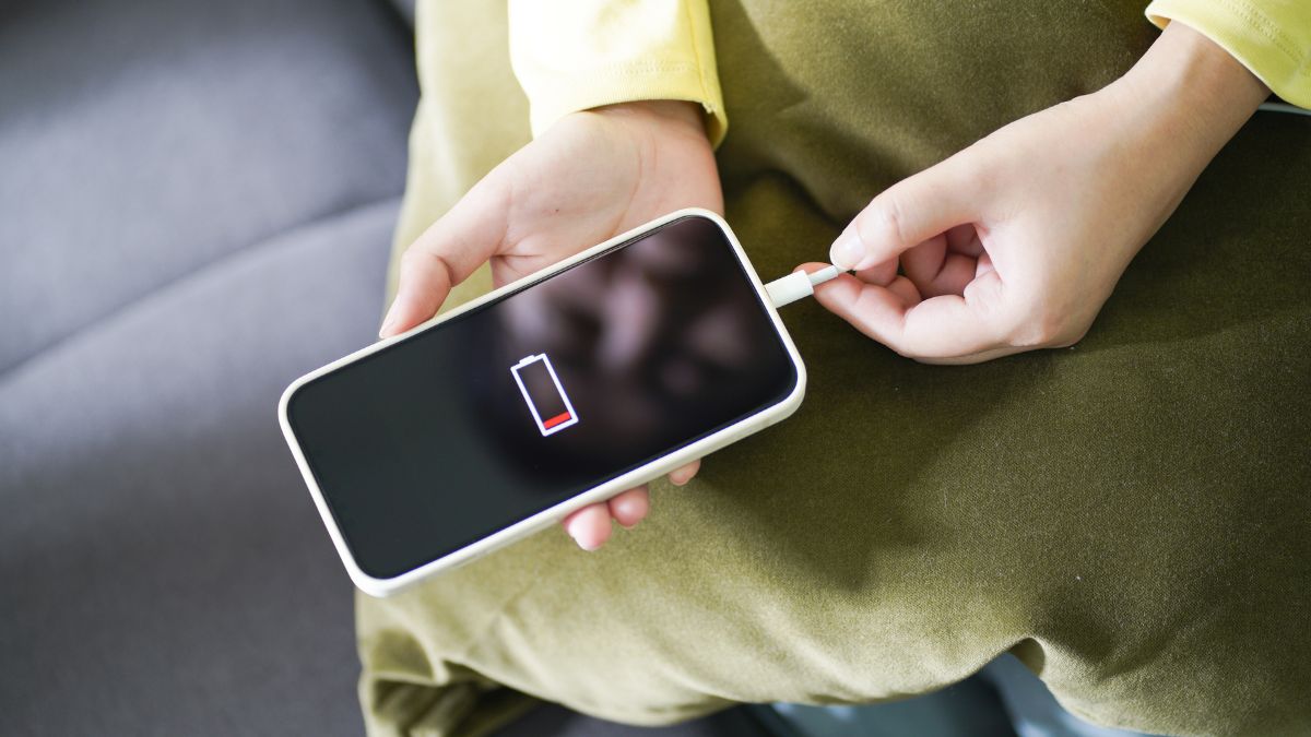 iPhone tắt nguồn có sạc được không? Có nên sạc khi tắt nguồn?