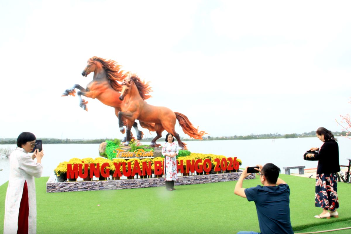 Đôi linh vật ngựa trưng bày ở xã Triệu Bình, tỉnh Quảng Trị