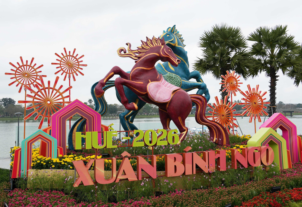 Tạo hình linh vật ngựa Tết Bính Ngọ tại Huế