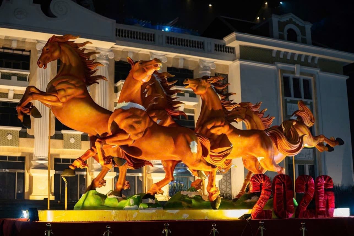 Linh vật ngựa ở chợ hoa Tết nổi tiếng của Phú Thọ