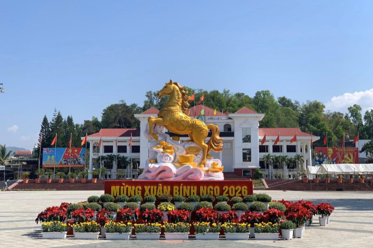 Linh vật Tết Bính Ngọ rực rỡ giữa lòng Điện Biên