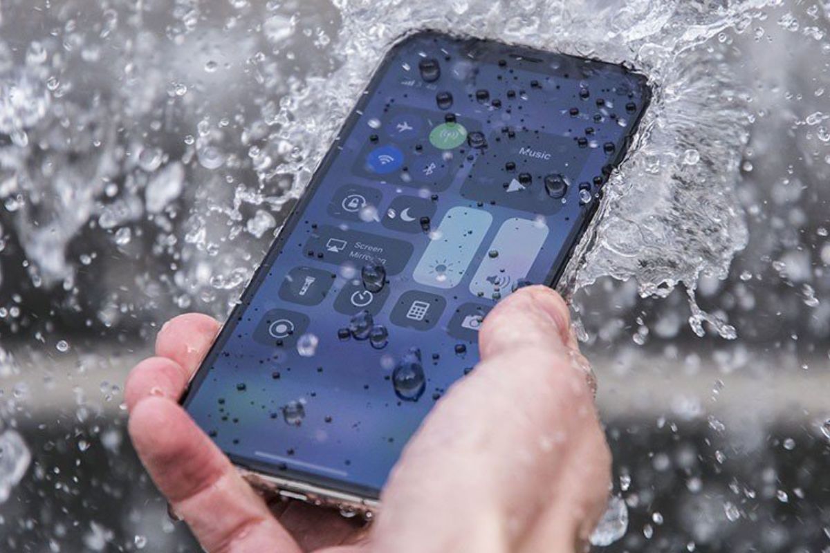 iPhone dính nước có thể khiến đèn pin không sáng