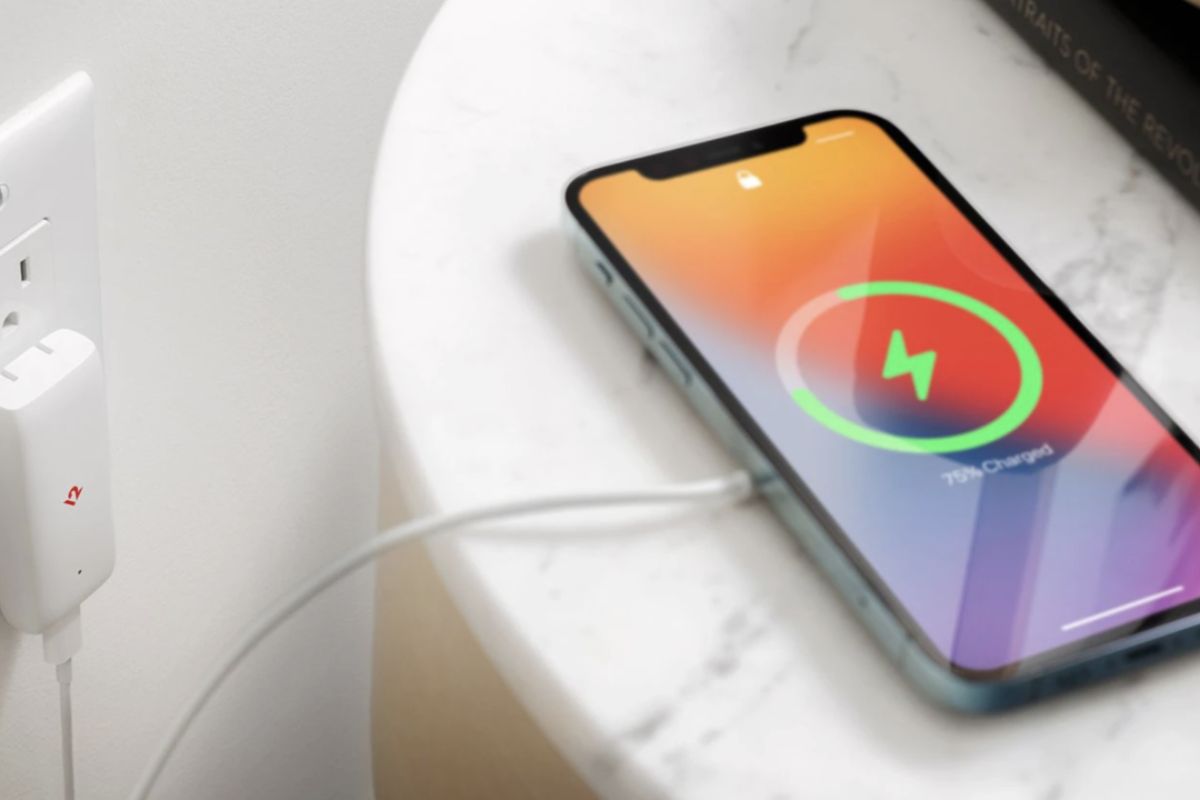 Sạc đầy pin để kiểm tra tình trạng hoạt động của đèn pin iPhone
