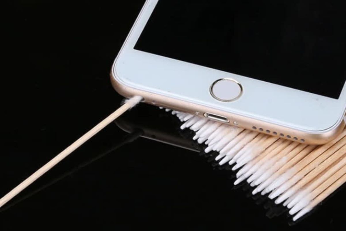 Vệ sinh mic loa trong khi lỗi mic iPhone