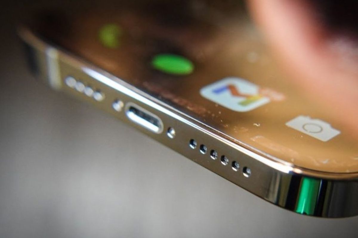 Lỗi mic iPhone do bị bám bẩn