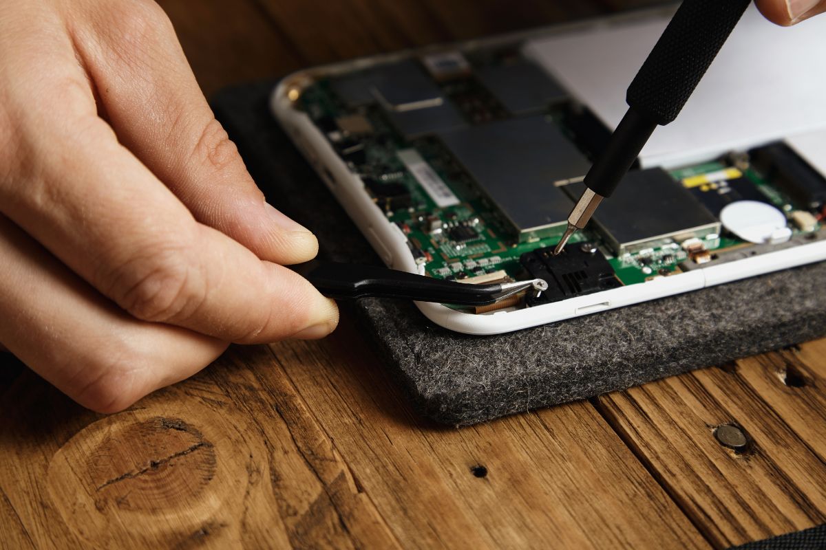 Mang đến trung tâm sửa chữa khi nút nguồn điện thoại OPPO bị lún