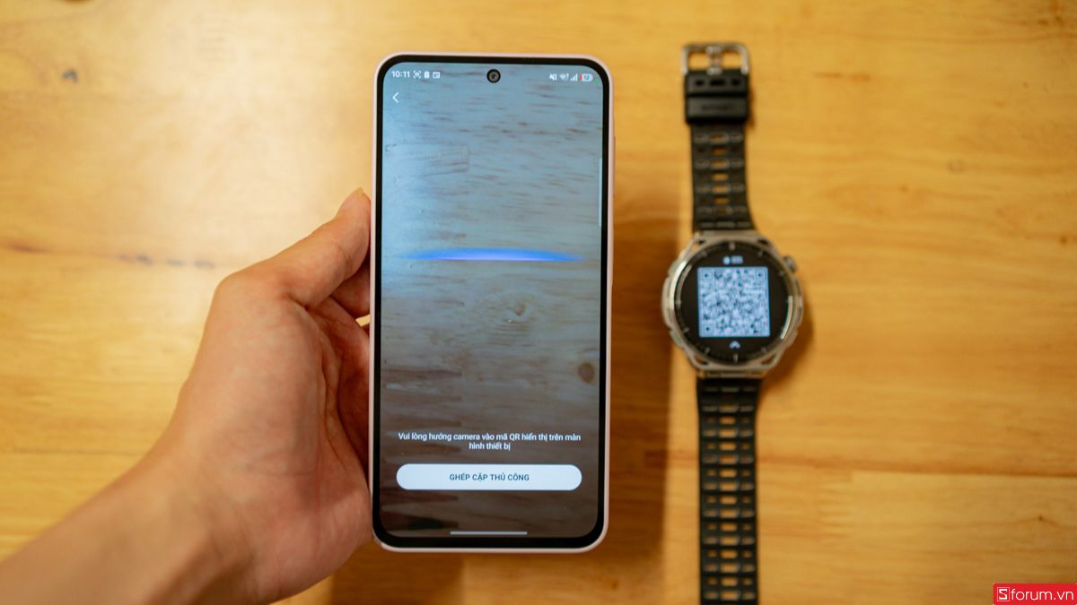 Tiến hành quét mã QR trên đồng hồ