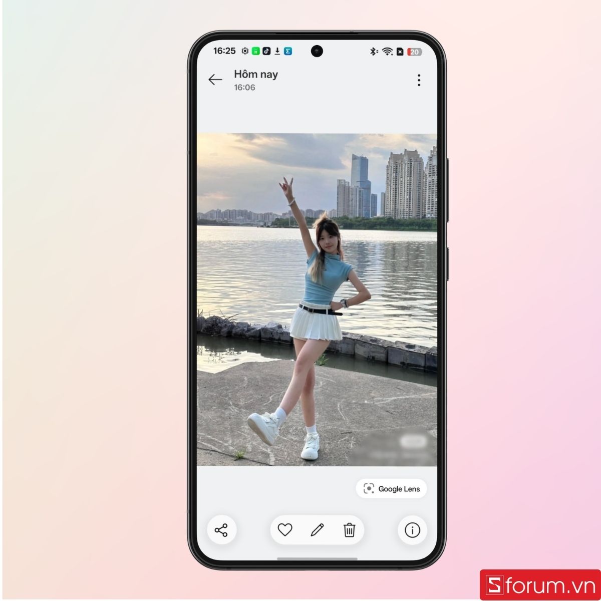 Nhấn giữ chủ thể cần tách nhãn dán