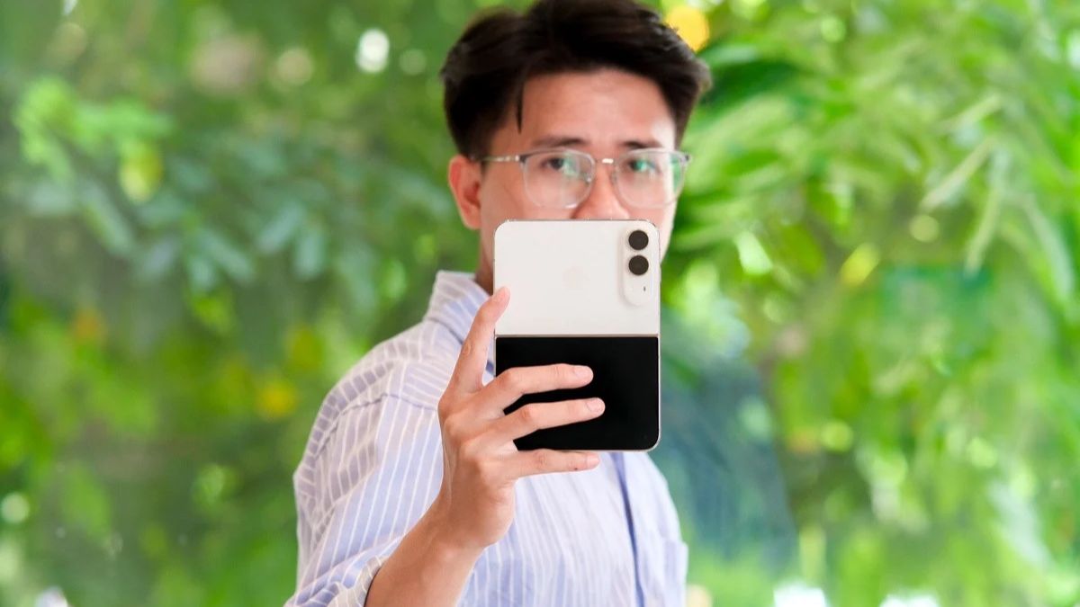 Hướng camera về phía mẫu và bắt đầu chụp hình