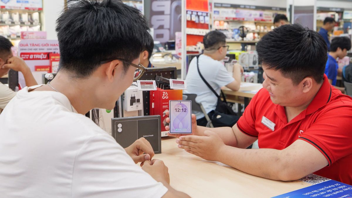 CellphoneS trao tận tay khách hàng những chiếc Galaxy Z8 đầu tiên