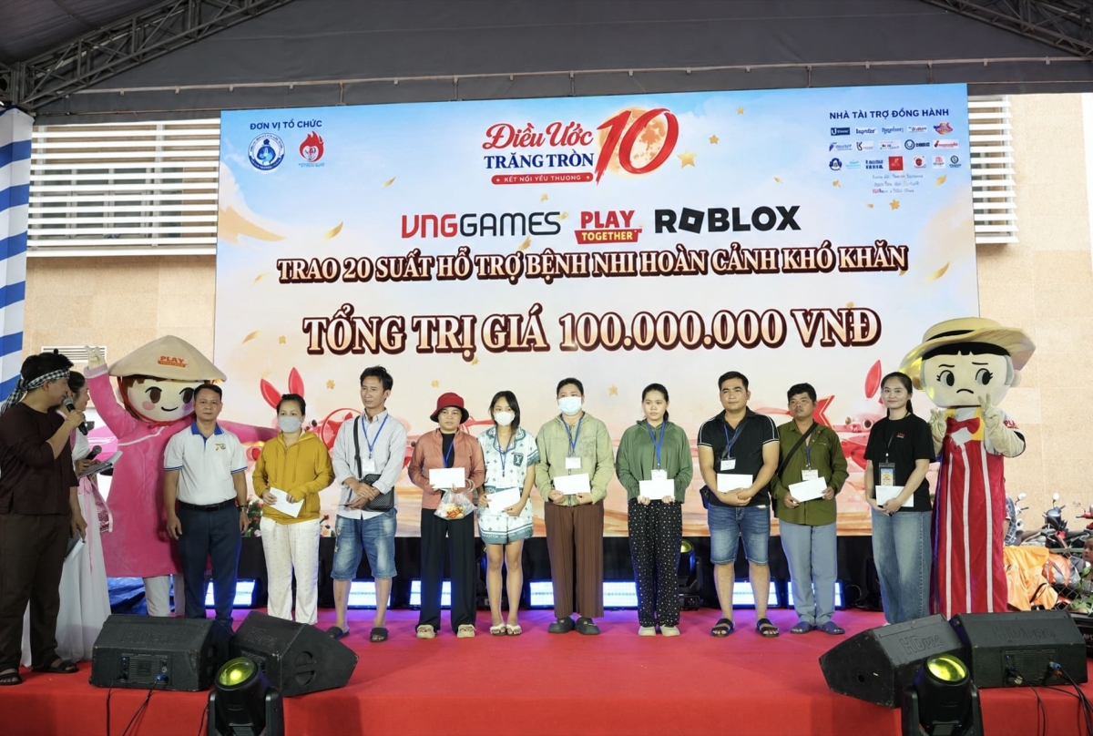 VNGGames cùng Play Together VNG và Roblox VN đã trao tặng 20 suất hỗ trợ bệnh nhi có hoàn cảnh khó khăn