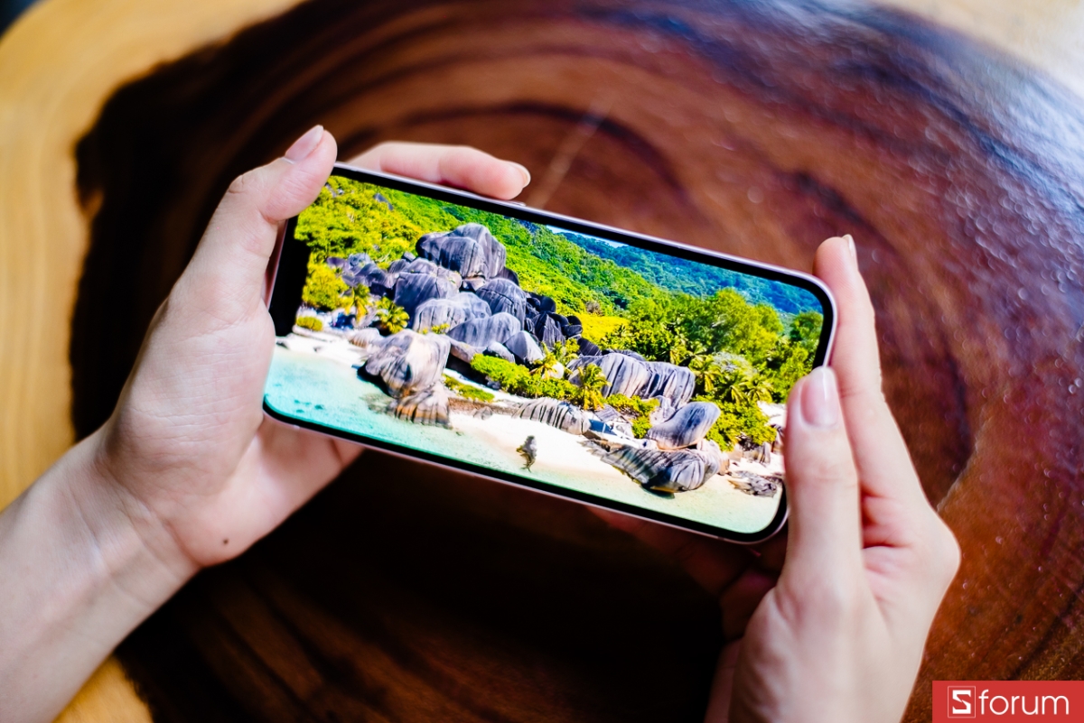 Màn hình iPhone 17e sử dụng công nghệ Super Retina XDR OLED