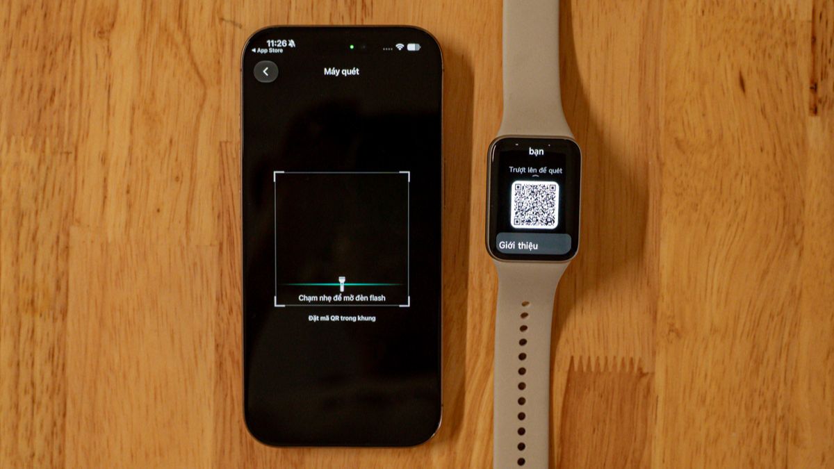 Tiến hành quét mã QR được hiển thị trên vòng tay