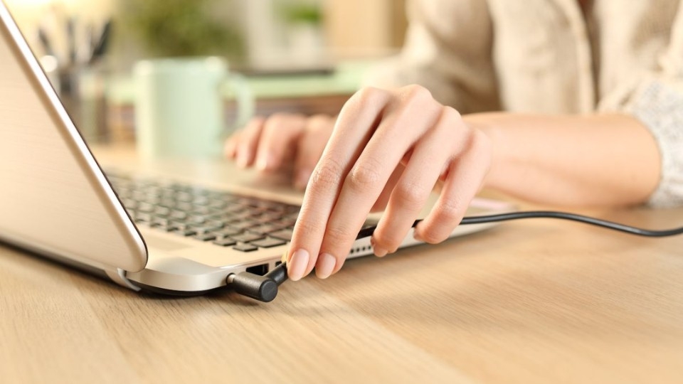 Kiểm tra cổng sạc laptop