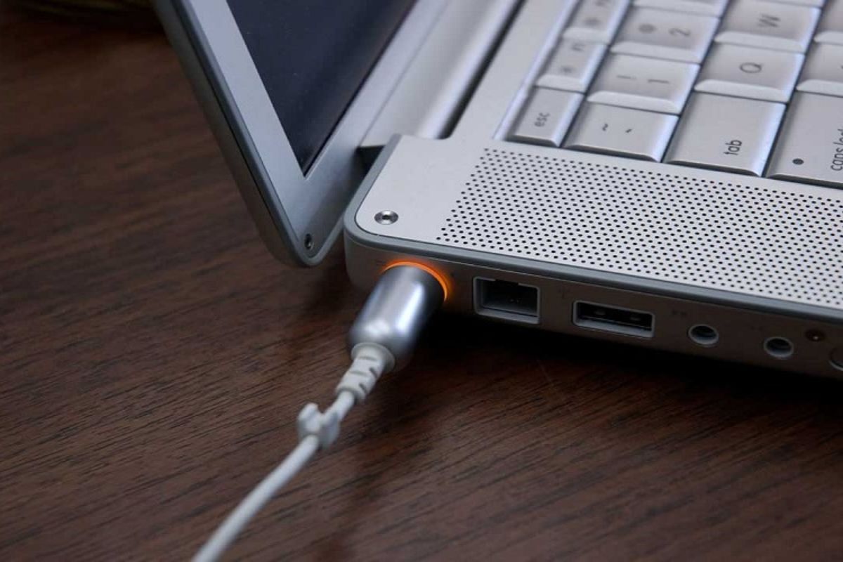 Kiểm tra dây sạc laptop
