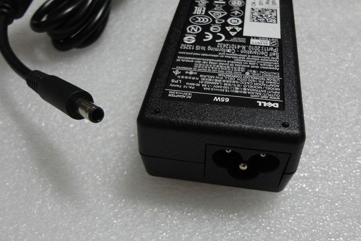 Kiểm tra nguồn điện và bộ sạc laptop