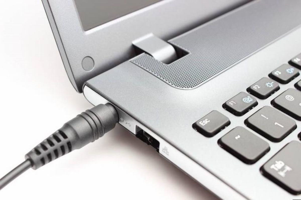 Cổng sạc laptop dính bụi bẩn cũng có thể khiến quá trình sạc gián đoạn