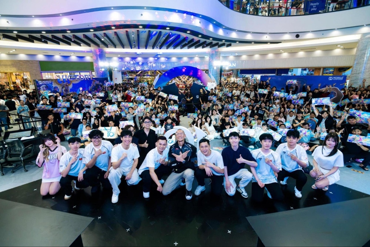 Dàn khách mời All-Star chụp ảnh lưu niệm cùng các game thủ và người hâm mộ tham gia sự kiện