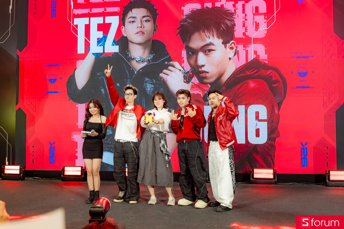 TEZ và Gừng chụp ảnh cùng fan