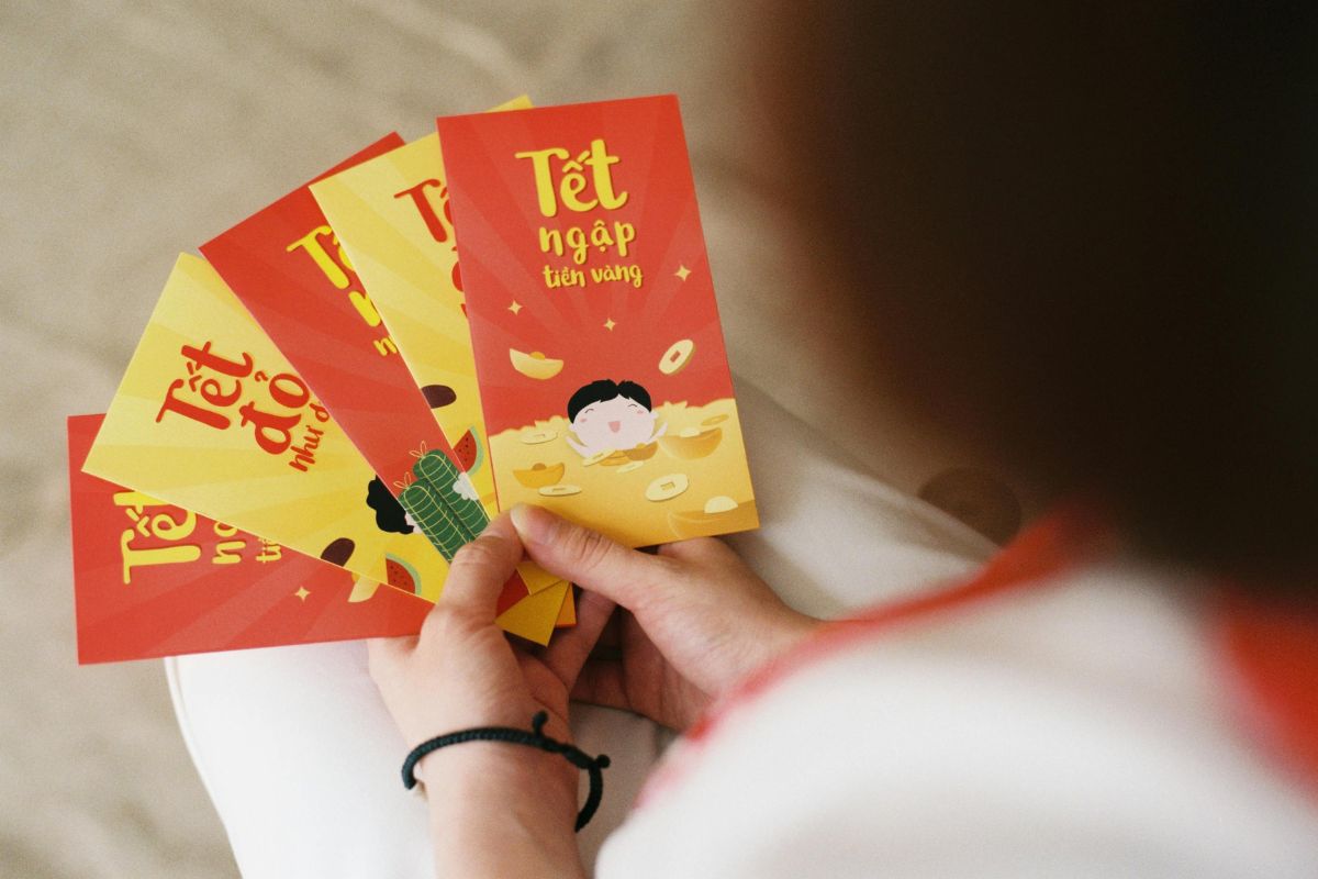 Tặng quà lì xì Tết theo hình thức truyền thống