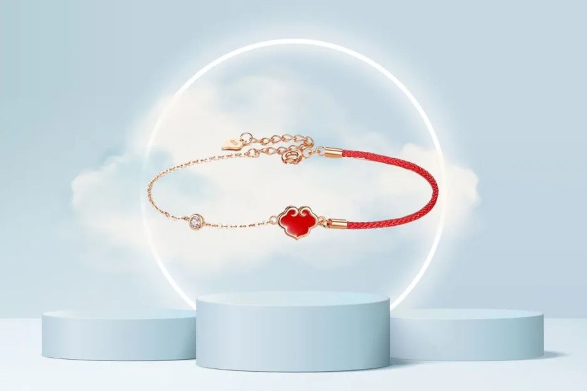 Tặng bao lì xì kèm những món quà nhỏ