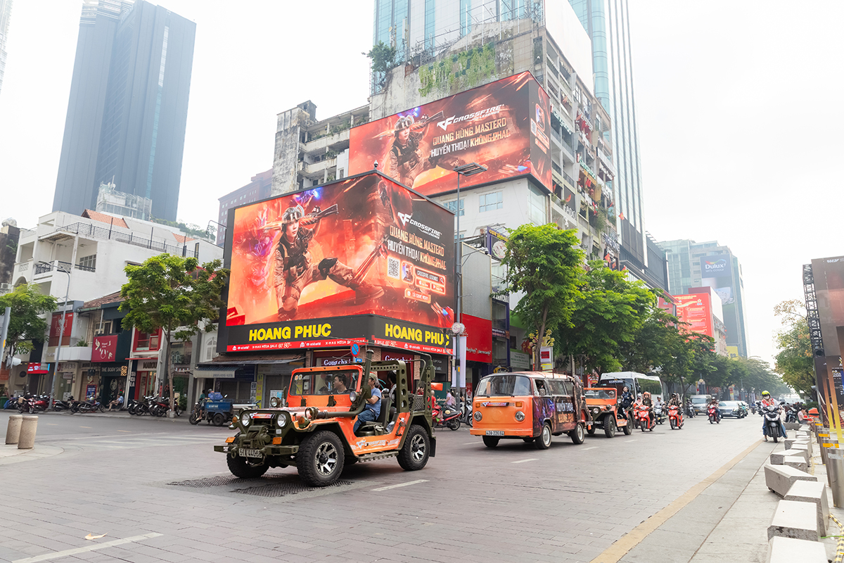 Không khí roadshow náo nhiệt với hàng loạt banner được quảng bá nổi bật