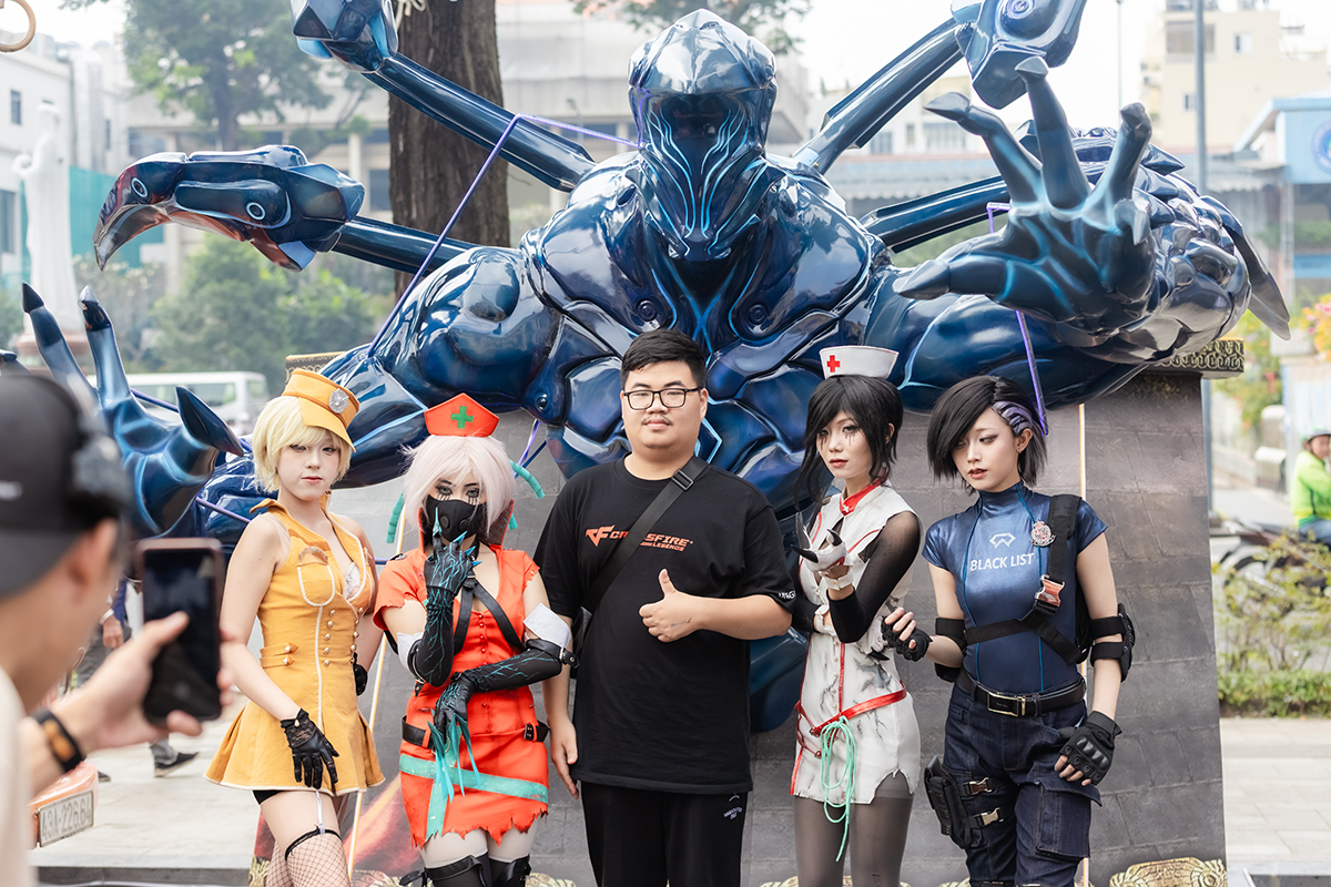 Người hâm mộ chụp ảnh cùng dàn cosplay