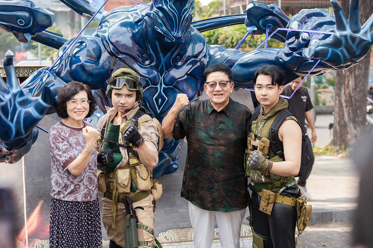 Rất nhiều người hâm mộ đủ độ tuổi thay nhau check-in